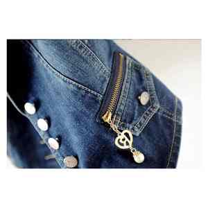 Sentez-vous confiante et puissante dans des tenues conçues pour accentuer vos courbes naturelles et la beauté de votre silhouette grâce aux tops en jean pour femmes. - Product Image 3