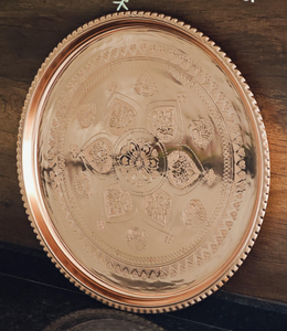 Assiette de service ronde vintage en cuivre gravé, plat décoratif en métal pour la mise en table de mariage et de fête, un élément festif charmant - Product Image 3