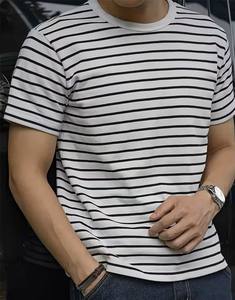 เสื้อยืดคอกลมแขนสั้นผู้ชายลายทางขาวดำคลาสสิก ดีไซน์มินิมอลทันสมัย ผลิตจากโพลีเอสเตอร์/คอตตอน แห้งเร็ว - Product Image 1