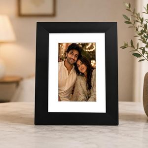 Cadre photo en bois minimaliste rectangulaire vertical noir durable fait main pour table, impression numérique moderne, décor couleur pleine. - Product Image 3
