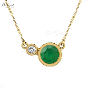 Collar delicado con esmeralda zambiana de 5 mm engastada en bisel, en oro macizo de 14k, con diamantes y doble piedra de nacimiento, de vendedor verificado, lotes al por mayor - Product Image 3
