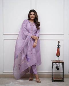 Ensemble Kurti, pantalon et dupatta pour femme en coton rayonne chanderi brodé de qualité supérieure, col en V, idéal pour les fêtes, avec protection solaire à séchage rapide - Product Image 1