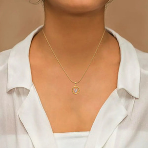 Collar con Colgante de Cadena de Oro con Letra V Inicial Suspendida y Círculo de Diamantes - Product Image 5