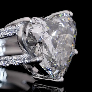 Anillo de Diamantes de Compromiso y Boda con Diseño Moderno en Forma de Corazón, Diamante Cultivado en Laboratorio, Oro Blanco, Certificado IGI y Claridad VVS-VS - Product Image 4