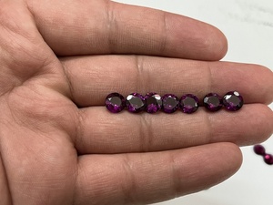 Lot de pierres précieuses en vrac calibrées de Rhodolite naturelle de couleur Fine 8mm de forme ronde par Sadiya International - Product Image 5