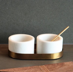 Juego de Tazones de Mármol Premium con Bandeja de Metal, Dos Tazas para Condimentos, Servidor Moderno de Sal y Especias, Decoración de Lujo para Mesa de Cocina - Product Image 1