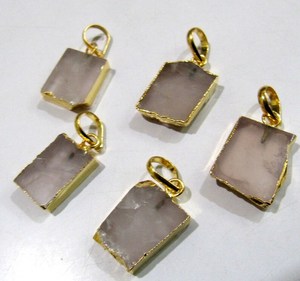 Pendentif en tranche de quartz rose naturel, connecteur de forme libre, breloque avec bord électroplaqué or 24 carats, boucle simple, environ 1 pouce - Product Image 4