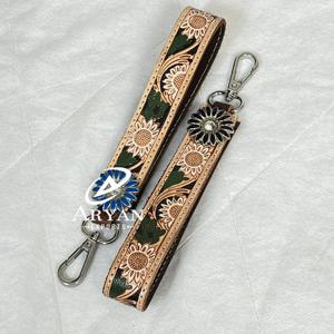 สายคล้องกุญแจหนังวัวแท้ลายดอกทานตะวัน พร้อมตัวล็อคแบบก้ามปู สไตล์คาวบอยตะวันตก - Product Image 1