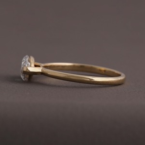 Anillo de compromiso solitario con diamante de laboratorio de 1 quilate, corte marquesa, media montura, diseño elegante, minimalista y moderno de joyería fina. - Product Image 3