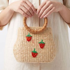 Sac fourre-tout en paille tressée avec poignée ronde, sac à bandoulière brodé fraise, sac de plage et de voyage zippé pour femme - Product Image 3