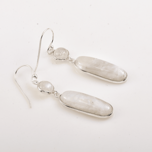 Boucles d'oreilles en pierre de lune arc-en-ciel, cabochon poire blanc, ton argenté, longues pendantes, serti clos, minimalistes, certifiées par un tiers, à crochet - Product Image 2