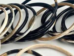 Bracelet artisanal en corne de buffle, imitation antique, écologique, durable, avec motif de boules et perles, pour collectionneurs d'art. - Product Image 3