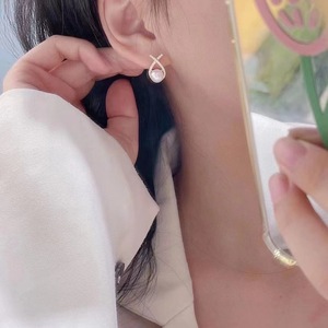 Boucles d'oreilles polyvalentes et élégantes en cristal avec perle noire de Tahiti 10-11 mm ronde, presque parfaite, crochets d'oreille à talons hauts, chic classique - Product Image 4