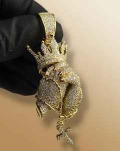 Colgante de Plata 925 con Moissanita VVS de Mano Orando, Estilo HipHop Cristiano Jesús, con Engaste de Corona y Cruz - Product Image 4