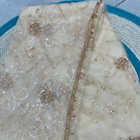 Sari en tissu filet élégant et haut de gamme avec broderies de perles, de sequins et de perles nacrées, et chemisier non cousu, prix de gros par Royal Export.