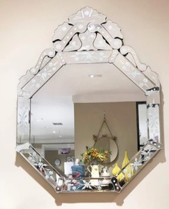 Elegante Espejo de Cristal Veneciano con Grabados Florales Ornamentales, Bordes Biselados y un Encanto Vintage Sofisticado - Product Image 1
