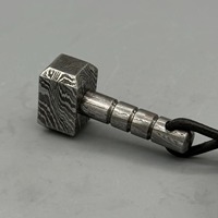 Porte-clés artisanal classique en acier Damas écologique, style marteau Mjolnir, breloque industrielle de style exécutif