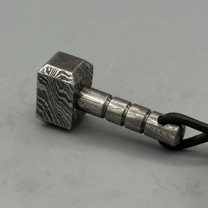 Porte-clés artisanal classique en acier Damas écologique, style marteau Mjolnir, breloque industrielle de style exécutif - Product Image 1