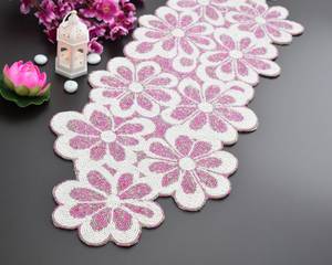 Chemin de table personnalisé de forme originale, design de luxe, fait main, écologique, léger et durable, avec napperons et sous-plats roses et blancs - Product Image 3