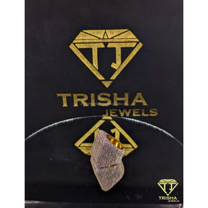 Bague carrée de luxe plaquée or avec diamants de laboratoire VVS, bijoux hip-hop sertis de pierres brillantes par Trisha Jewels - Product Image 4