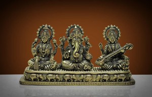 Figurine Religieuse Artisanale en Laiton Trio Laxmi Ganesh Saraswati, Décoration de Table, Sculpture Traditionnelle des Divinités Hindoues - Product Image 3