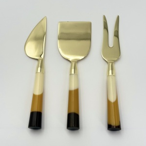 Ensemble de couteaux à fromage élégants et modernes en acier inoxydable doré avec manche en résine, compatibles lave-vaisselle, pour le petit-déjeuner et la cuisine - Product Image 3