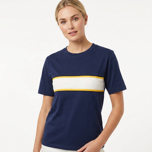 Camiseta de manga corta azul marino para hombre con ribete en contraste de rayas blancas y amarillas, corte regular, diseño casual de punto con cuello redondo. - Product Image 3