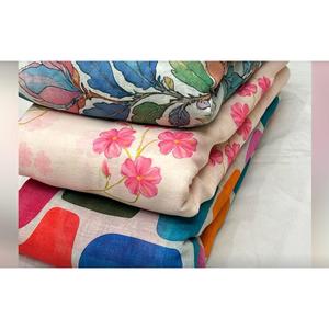 Tissu imprimé de qualité supérieure pour ensembles coordonnés, tuniques, vêtements ethniques, vêtements fusionnels et vêtements de mode - Product Image 1