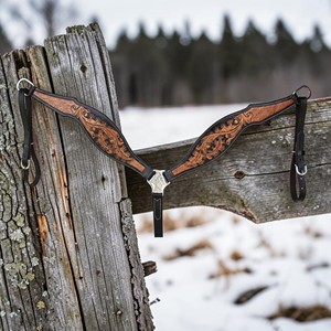 Ensemble d'équipement équestre occidental en cuir : têtière, collier de poitrée et rênes, orné de motifs floraux, fait main - Product Image 3