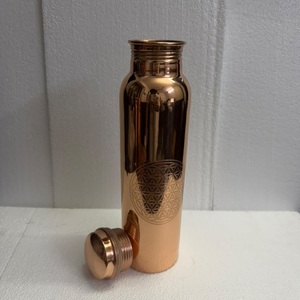 Bouteille d'eau de luxe en cuivre pur de qualité supérieure - Design gravé de la géométrie sacrée Fleur de Vie - Flacon personnalisable pour le bien-être ayurvédique - Product Image 3