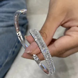 กำไลข้อมือทองคำขาว 14K ประดับมรกต 6.7 กะรัต เพชรทรงกลมสังเคราะห์ F/VS - Product Image 6