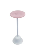 Table de salle à manger carrée avec base en métal blanc et plateau en pierre terrazzo pour usage extérieur dans un café, un bar, un hôtel, un bistrot ou une cafétéria