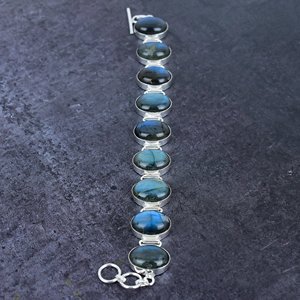 กำไลข้อมือหินลาบราดอไรต์ธรรมชาติชุบเงินทำมือ ขนาด 7-8 นิ้ว - Product Image 2