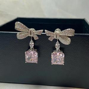 Pendientes de Oro Blanco de 14K con Diamante de Laboratorio Rosa de 5 Quilates, Corte Radiante, Diseño de Media Lazo, Elegantes y Estilosos para Fiestas, Joyería para Mujer - Product Image 5