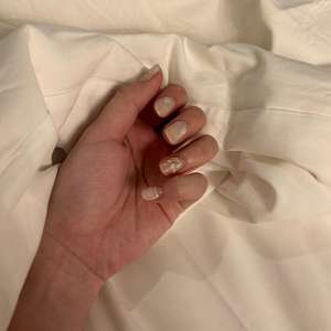 สติ๊กเกอร์ติดเล็บเจลกึ่งสำเร็จรูปคุณภาพระดับซาลอนเกาหลี 100% สำหรับทำเล็บมือ วีแกน ปราศจากการทดลองกับสัตว์ ปลอดสารพิษ ขายส่ง 28 ชิ้น - Product Image 4