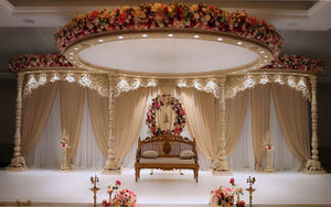 Mandap en bois sculpté professionnel et moderne pour mariages hindous, scène de mariage sur mesure sur le thème du grand château, paon traditionnel - Product Image 6