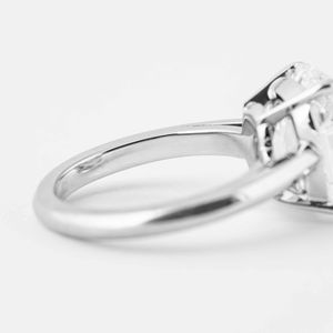 Anillo de Compromiso Solitario Atemporal de Oro Blanco de 14K con Diamante Cultivado en Laboratorio de 5.00ct, Corte Cojín, Claridad F VS2, Joyería Fina Premium - Product Image 6