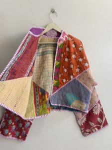 Chaqueta Kantha vintage reversible, hecha a mano en India, estilo bohemio, corta, para mujer. - Product Image 4