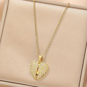 AMBER JEWELS T-2999 Collar con Colgante de Alas de Ángel Doradas, Moissanita con Engaste de Apertura, Cadena de Caja, Unisex, Uso Diario - Product Image 4