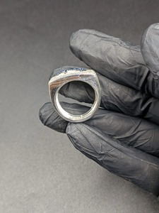 Anillo de Moissanita con Zafiro Azul, Estilo Hip Hop, con Incrustaciones de Diamantes, Plata 925 con Acabado en Oro Blanco, Corte Redondo - Product Image 2
