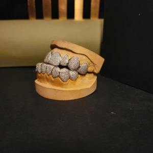 Grillz de Diamantes de Calidad de Exportación para Dientes, Joyería de Diseño Personalizado para Artistas Musicales, Moda Urbana, Disponible para la Venta - Product Image 2