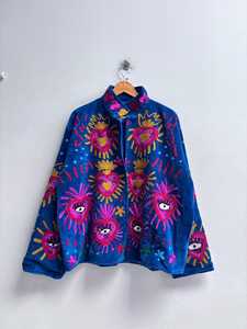 Veste unisexe surdimensionnée en velours bleu roi brodée main motif Cœur Sacré et Œil protecteur, style Bohème Folk Art, pour festivals - Product Image 3