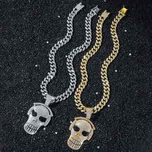 Colliers pendentifs Crâne Casque Audio Iced Out en Alliage Plaqué Or avec Chaîne Cubaine en Cristal, Bijoux Unisexe Hip Hop Bling Thème Musical Rapper - Product Image 1