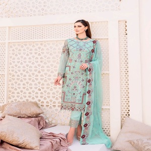 Robes Panjabi en mousseline de soie 3 pièces pour femmes Designers pakistanais Ramsha Vol 23 Costumes de mariée avec broderie pour les fêtes et les mariages - Product Image 5