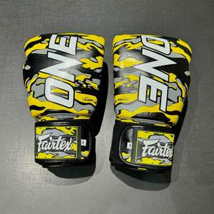 ถุงมือชกมวย Fairtex ระดับมืออาชีพ หนังแท้สั่งทำพิเศษ ผลิตในปากีสถาน คุณภาพสูง - Product Image 2