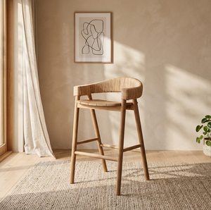 Chaise de bar Elmo Premium en teck massif, écologique, durable, avec accoudoirs fixes, finition naturelle, design contemporain minimaliste. - Product Image 5