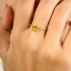 Bague de mariage solitaire en or jaune 14 carats sertie d'un saphir jaune - Product Image 3