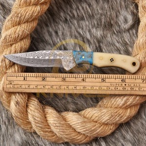 Couteau de chasse personnalisé avec manche en os – Couteau à dépecer à lame fixe en acier Damas forgé à la main avec étui en cuir - Product Image 2
