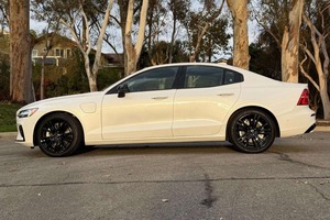 S60 R/ge T8 Plus Black Edition 2023 USADO EN PERFECTAS CONDICIONES, Híbrido Enchufable de 455 hp, Tracción en las Cuatro Ruedas, Volante a la Izquierda, Automático, 7 Plazas - Product Image 2