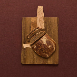 Planche à découper en bois avec incrustations géométriques artisanales, détail de joint papillon léger et poignée supérieure distinctive - Product Image 5